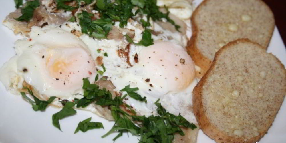 Как приготовить яичницу со свиной грудинкой