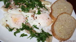 Рецепт Яичницы со свиной грудинкой