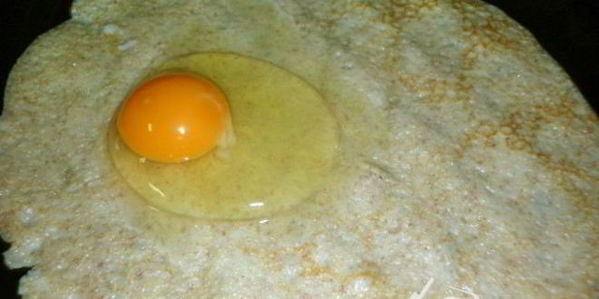 Рецепт яичницы в блинном конвертике