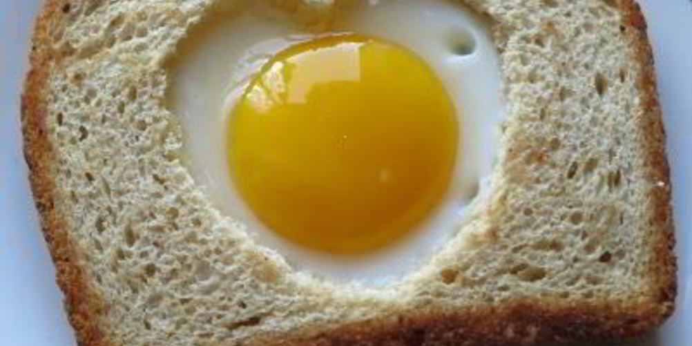 Как приготовить яичницу в хлебе сердечко