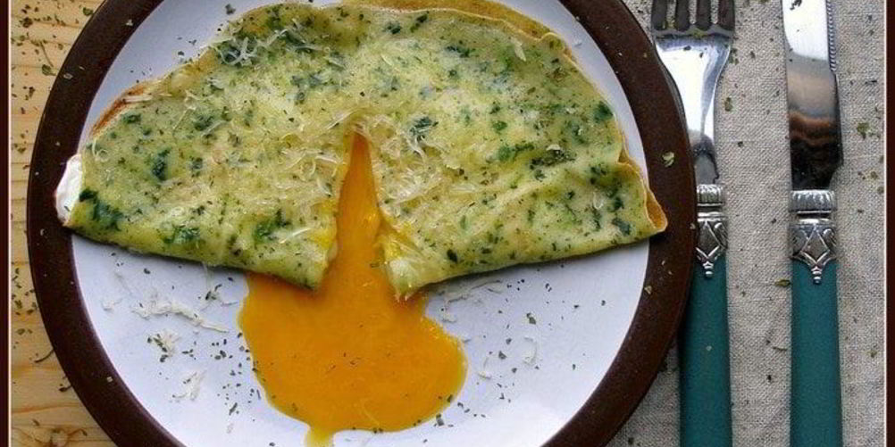 Как приготовить яичницу в шпинатных блинчиках