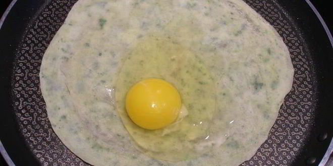 Рецепт яичницы в шпинатных блинчиках