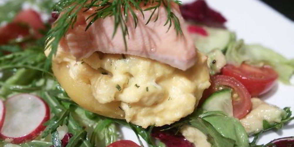 Как приготовить запеченный картофель с яичницей-болтуньей и копченым лососем