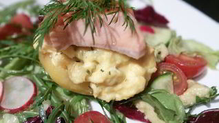 Рецепт Запеченного картофеля с яичницей-болтуньей и копченым лососем