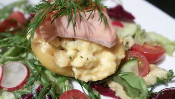 Рецепт Запеченного картофеля с яичницей-болтуньей и копченым лососем