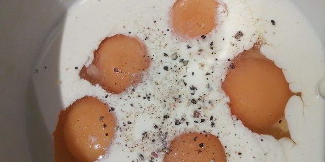 Рецепт запеченного картофеля с яичницей-болтуньей и копченым лососем