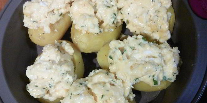 Рецепт запеченного картофеля с яичницей-болтуньей и копченым лососем