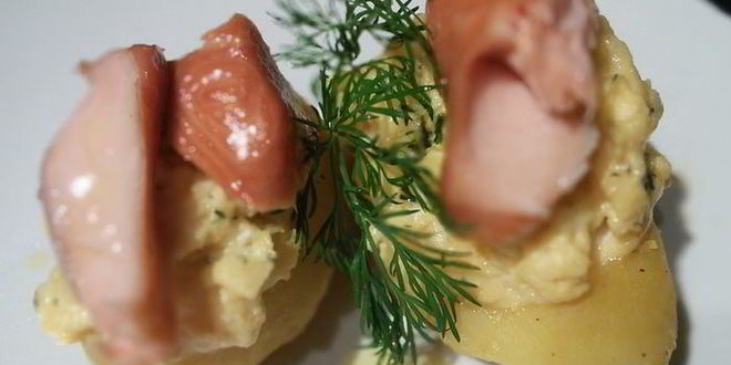 Рецепт запеченного картофеля с яичницей-болтуньей и копченым лососем