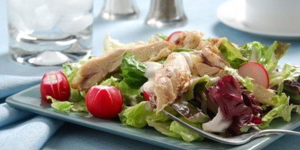 Как приготовить закуску из курицы в листьях салата