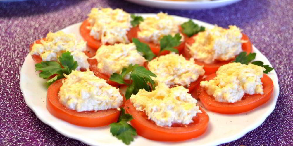 Как приготовить закуску из помидоров с колбасным сыром и чесноком