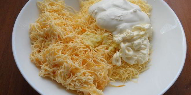 Рецепт закуски из помидоров с колбасным сыром и чесноком