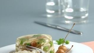 Рецепт Заливного из курицы со сливами