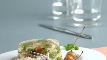 Рецепт Заливного из курицы со сливами