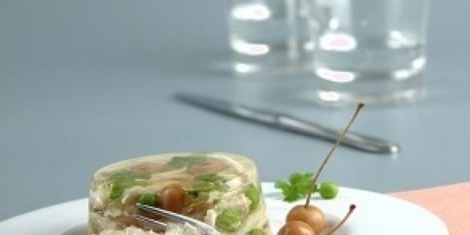 Рецепт заливного из курицы со сливами