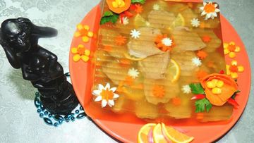 Рецепт Заливного из телячьих языков с маринованными опятами