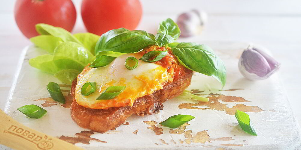 Как приготовить жареные яйца в томатном соусе с тостами