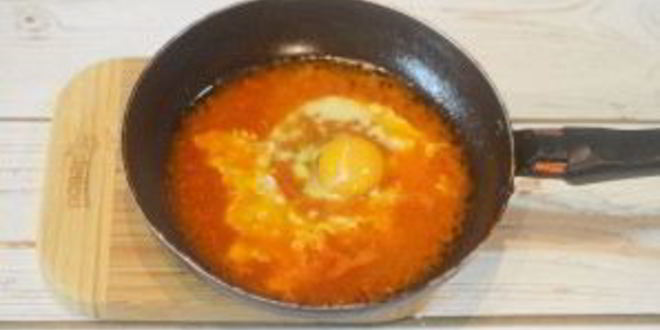 Рецепт жареных яиц в томатном соусе с тостами