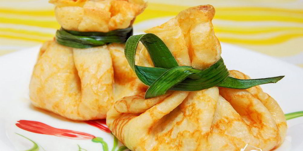 Как приготовить блинные мешочки с жюльеном из красной рыбы