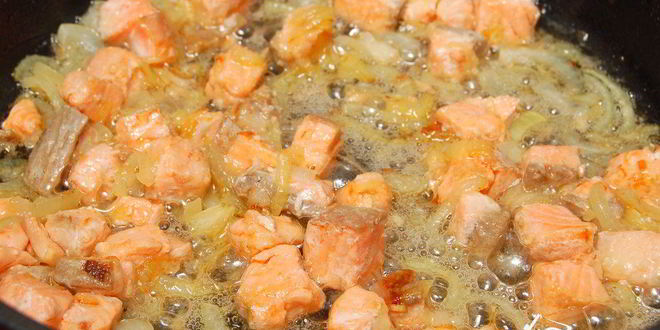 Рецепт блинных мешочков с жюльеном из красной рыбы