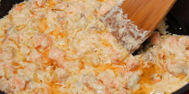 Рецепт блинных мешочков с жюльеном из красной рыбы