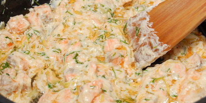 Рецепт блинных мешочков с жюльеном из красной рыбы