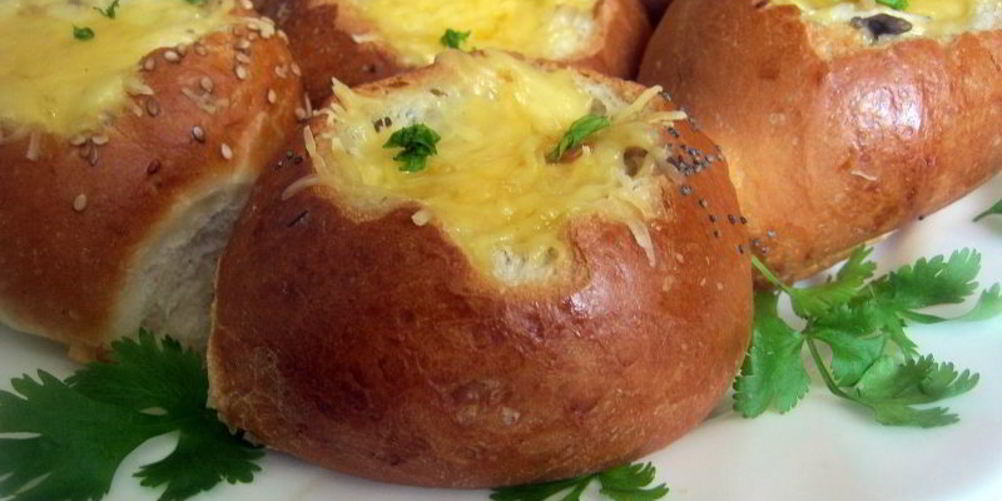 Как приготовить жюльена с курицей и грибами в булочке