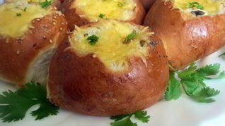 Рецепт Жюльена с курицей и грибами в булочке